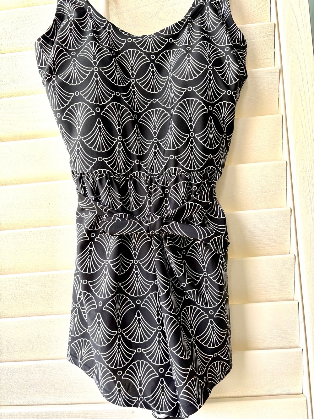 ELEGANT NEW Blair Black and White Seashell Fan Print Romper Swimsuit Trikini 10